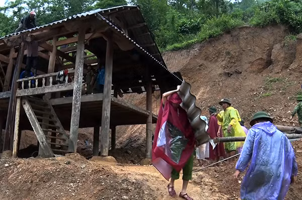 Công an huyện Kỳ Sơn (Nghệ An) sơ tán người dân ra khỏi vùng nguy cơ sạt lở đất (Ảnh: Trọng Tuấn)
