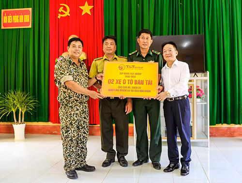 Lãnh đạo tỉnh Cà Mau và lãnh đạo Tập đoàn T&T Group tặng quà cho cán bộ chiến sỹ các lực lượng đang làm nhiệm vụ trên đảo Hòn Khoai.