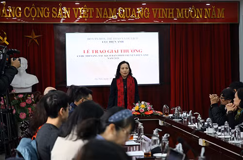 TS Ngô Phương Lan, Chủ tịch Hiệp hội Xúc tiến và Phát triển Điện ảnh, Trưởng Ban Chung khảo trao phát biểu tại buổi lễ.