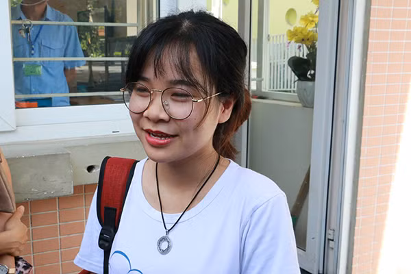 Em Nguyễn Thị Diệu Thúy, học THPT chuyên sư phạm bước ra khỏi phòng thi với tâm trạng vui vẻ, chia sẻ với PV về đề thi môn Văn khá dễ, lại bám sát với đời sống hàng ngày.