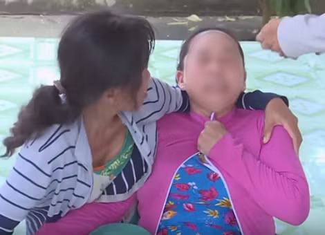 Một hụi viên khóc ngất khi biết tin chủ hụi ôm tiền bỏ trốn.