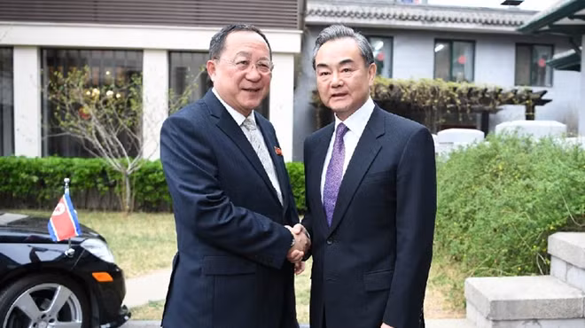 Ngoại trưởng Vương Nghị (phải) và người đồng cấp Ri Yong-ho. Ảnh: Bộ Ngoại giao Trung Quốc