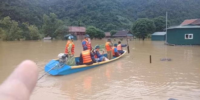 Lực lượng Công an Quảng Bình đang vào rốn lũ để giúp người dân tránh lũ an toàn.