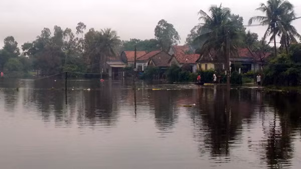 Nhiều vùng quê vẫn còn bị cô lập bởi nước lũ Nhiều vùng quê vẫn còn bị cô lập bởi nước lũ