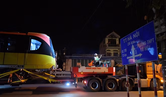 Đoàn tàu metro “hành trình xanh” gồm ba màu xanh lá mạ, hồng đỏ và trắng với biểu tượng Khuê Văn Các, được nhà sản xuất Alstom (Cộng hòa Pháp) thiết kế cho tuyến đường sắt Nhổn - Ga Hà Nội với dấu ấn riêng của Hà Nội, bắt đầu khởi hành từ cảng Dunkirk (Pháp) từ ngày 2/9 đi tới cảng Hải Phòng (Việt Nam).