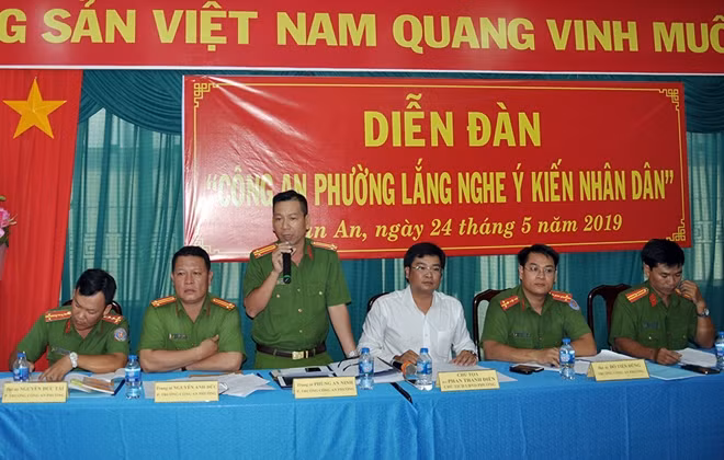 Công an phường Tân An, quận Ninh Kiều (TP Cần Thơ) lắng nghe và trả lời những vướng mắc của người dân.