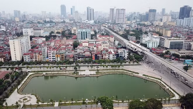 Cùng với rất nhiều hồ tự nhiên khác, Hà Nội cũng đang dần xuất hiện thêm nhiều hồ nhân tạo nhằm iều hòa không khí cho những người dân thủ đô. Trong hình là hồ điều hòa Mai Dịch nằm ven đường Hồ Tùng Mậu (Mai Dịch).