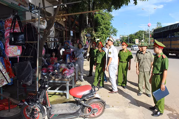 Công an phường Chiềng Sinh, Công an TP Sơn La tuyên truyền để người dân không lấn chiếm vỉa hè, lòng đường.
