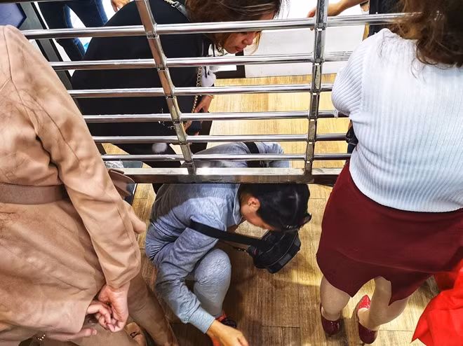 Sau một hồi vất vả để tìm mua món đồ yêu thích của mình, cách duy nhất để ra về là chui qua khe hở khá nhỏ được nhân viên cửa hàng mở ra.