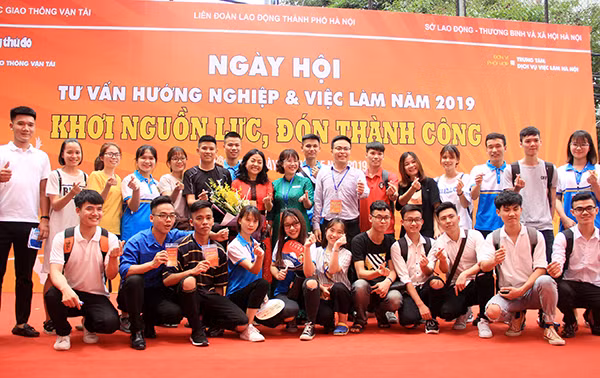 Các bạn HSSV chụp hình lưu niệm cùng tác giả cuốn sách Competing with Giants. Các bạn HSSV chụp hình lưu niệm cùng tác giả cuốn sách Competing with Giants.