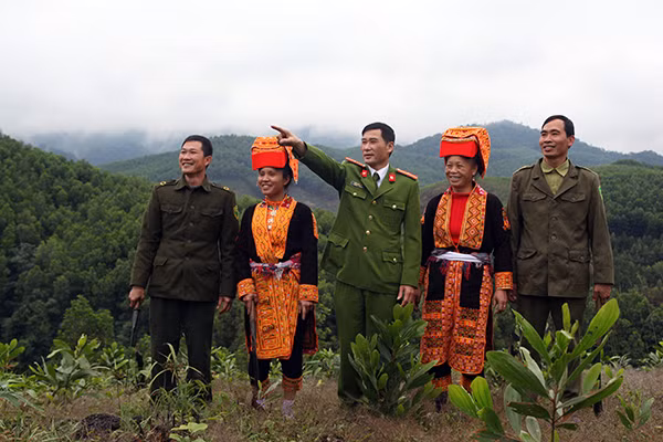 Cán bộ Công an tỉnh Bắc Giang vận động nhân dân tham gia giữ gìn ANTT.