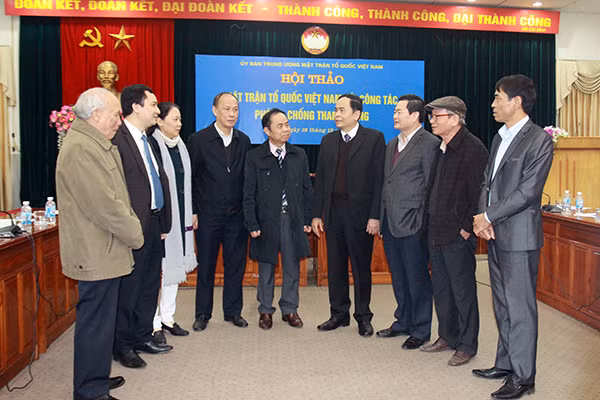 Chủ tịch UBTƯ MTTQ Việt Nam Trần Thanh Mẫn trao đổi với các đại biểu bên lề Hội thảo
