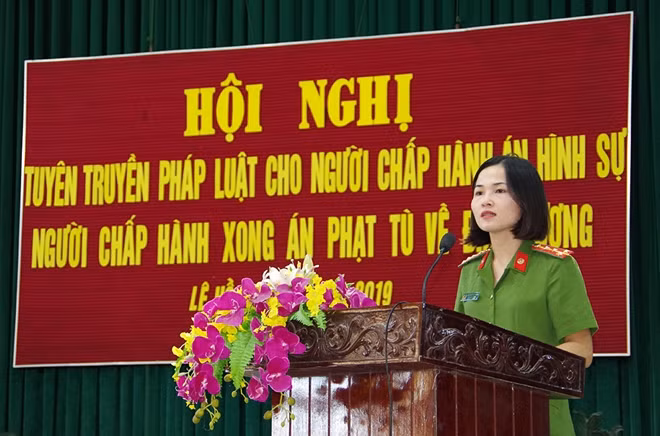 Cán bộ Phòng Cảnh sát thi hành án hình sự & hỗ trợ tư pháp, Công an tỉnh tuyên truyền kiến thức về pháp luật trong công tác thi hành án hình sự và tái hòa nhập cộng đồng