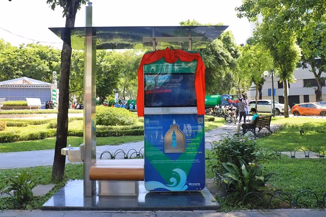 Ngày 28-6, nhiều máy lọc nước thông minh đã được lắp đặt trên một số tuyến phố ở Hà Nội để cung cấp nước uống miễn phí nhằm góp phần đáp ứng nhu cầu thiết yếu trong tiết trời oi bức cho người dân.