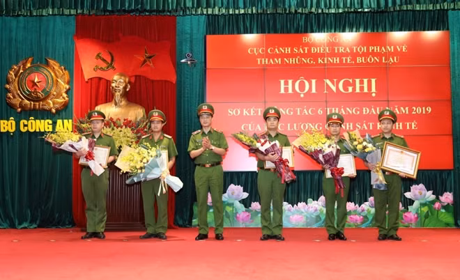Thiếu tướng Nguyễn Duy Ngọc thừa uỷ quyền của Thủ tướng Chính phủ và Bộ trưởng Bộ Công an trao Bằng khen cho 5 cá nhân xuất sắc
