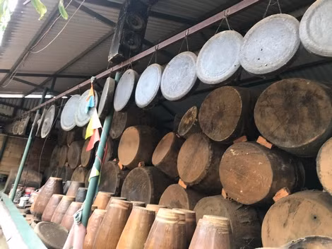 Bộ sưu tập trống cổ của ông Tuấn.