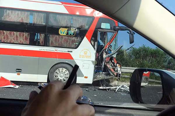 Xe khách sau tai nạn. Ảnh: C.Tia Xe khách sau tai nạn. Ảnh: C.Tia
