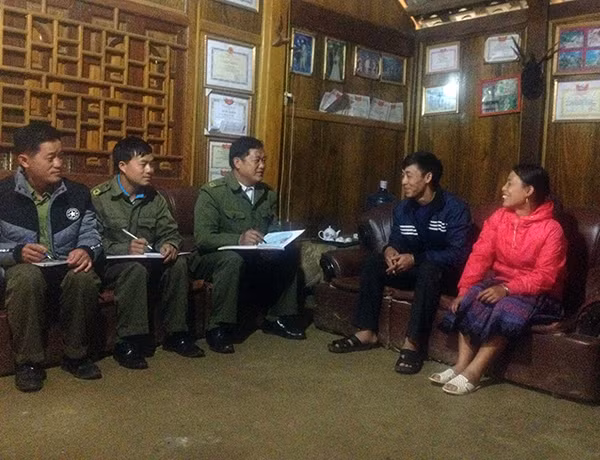 Đồng chí Sồng A Thào cùng tổ công tác đến nhà dân kiểm tra nhân khẩu.