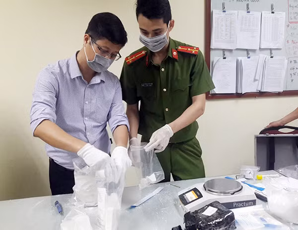 Cơ quan Công an giám định tang vật thu giữ.