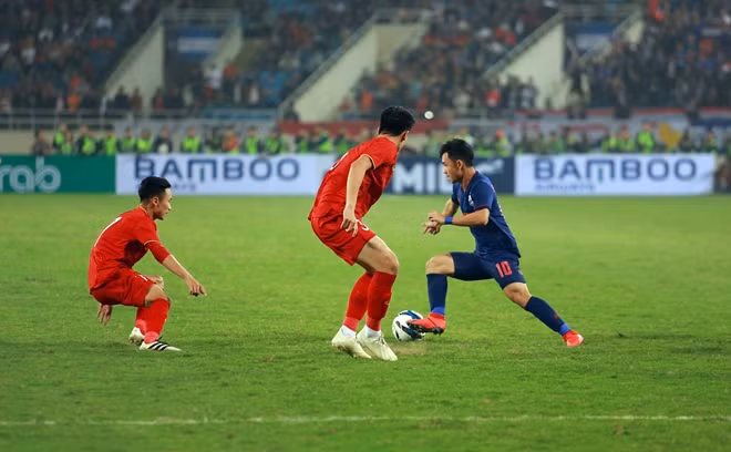 Hai đội tranh chấp quyết liệt.