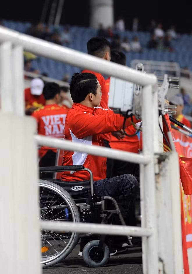 Một CĐV ngồi xe lăn cũng có mặt trên khán đài chờ màn trình diễn của thầy trò HLV Park Hang-seo.