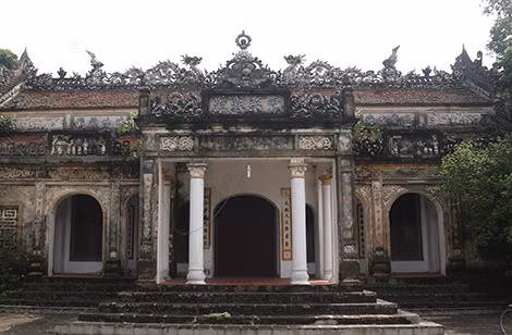Chùa Triều Đông là công trình do nghệ nhân Đào Văn Can thiết kế, được trang trí họa tiết chủ yếu bằng sứ.