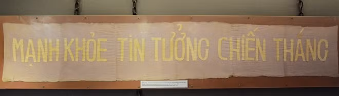 Khẩu hiệu - Tù chính trị Nhà tù Hỏa Lò tự tạo dùng trong đêm giao thừa, Tết Nhâm Thìn, năm 1952.
