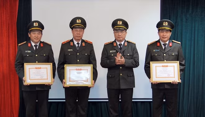 Thứ trưởng Nguyễn Văn Thành trao Bằng khen của Bộ Công an tặng các đồng chí lãnh đạo Cơ quan Ủy ban Kiểm tra ĐUCATW.