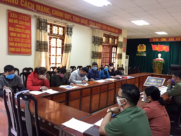 Các đối tượng đưa tin sai sự thật về dịch COVID-19 trên địa bàn huyện Bắc Mê làm việc với Cơ quan Công an Các đối tượng đưa tin sai sự thật về dịch COVID-19 trên địa bàn huyện Bắc Mê làm việc với Cơ quan Công an
