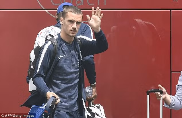 Một ngôi sao "HOT" khác của tuyển Pháp, Antoine Griezmann dường như không quá thoải mái khi bắt gặp ống kính phóng viên ngay khi vừa xuống máy bay. Bắt đầu sự nghiệp của mình tại Real Sociedad, Griezmann đã trải qua năm mùa giải chơi cho câu lạc bộ trước khi chuyển sang thi đấu cho Atlético với phí chuyển nhượng lên tới 30 triệu Euro. Antoine Griezmann có trận đấu ra mắt trong màu áo của đội tuyển quốc gia vào năm 2014 và từng cùng đội tuyển Pháp tham dự World Cup 2014 và Euro 2016.