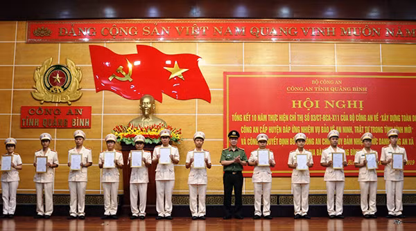 Đại tá Trần Hải Quân-Giám đốc Công an Quảng Bình trao Quyết định bố trí Công an chính quy đảm nhiệm các chức danh Công an xã.