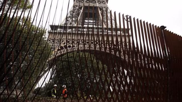 Hàng rào thép xây quanh tháp Eiffel.