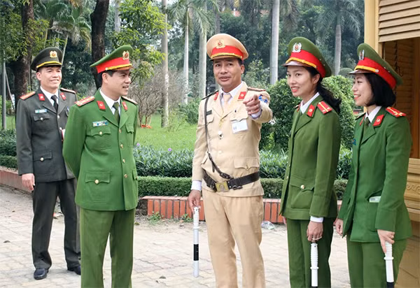 Cán bộ chiến sĩ báo cáo tình hình TTATGT trên địa bàn thành phố Vinh Cán bộ chiến sĩ báo cáo tình hình TTATGT trên địa bàn thành phố Vinh