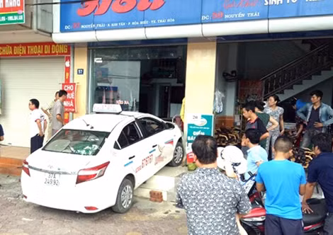 Bé trai bị thương sau khi xe taxi lao vào nhà