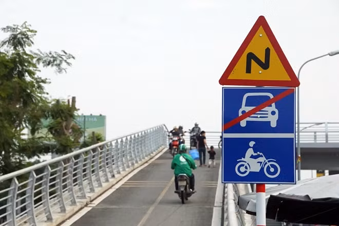 Diện tích phần đất xây cầu vào khoảng 850m2. Bình diện cầu thiết kế dạng chữ Z (3 đoạn vuông góc): Cầu chính vượt đường Võ Văn Kiệt dài 60m; 2 nhánh dẫn tiếp cận cổng KCN Quang Minh và trung tâm thương mại Mê Linh Plaza.