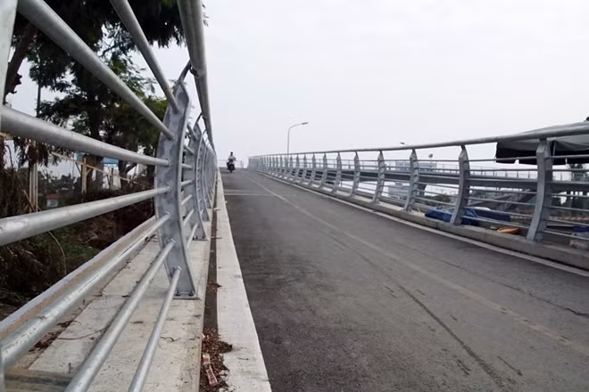 Lan can đảm bảo an toàn cho người dân khi lưu thông qua cầu.