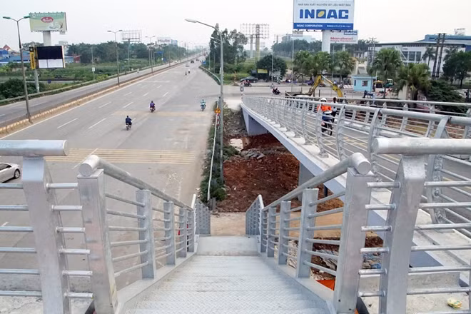 Lối lên cầu dành riêng cho người đi bộ