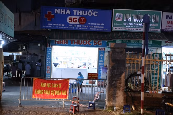 Cũng trong tối 19/7, CDC Hà Nội phát thông báo tìm người trên địa bàn TP Hà Nội đã đến Nhà thuốc Đức Tâm, số 95 Láng Hạ, quận Đống Đa, từ ngày 5/7 đến ngày 19/7. Người dân từng đến Nhà thuốc Đức Tâm trong thời gian trên cần tự cách ly tại nhà và liên hệ ngay với Trạm Y tế, Trung tâm y tế trên địa bàn hoặc gọi điện đến số 02435625581 (Trung tâm y tế quận Đống Đa), 0969.082.115 hoặc số 0949.396.115 (CDC Hà Nội).