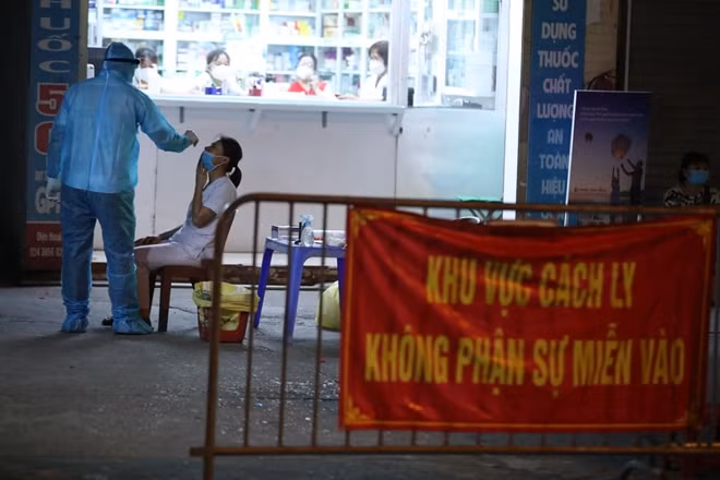 Lực lượng chức năng lập chốt chặn, phong toả khu vực.