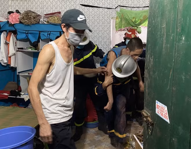 Bé T. được đưa ra ngoài.