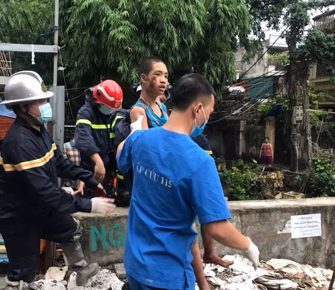 Bé T. an toàn trong vòng tay các chiến sĩ Công an.