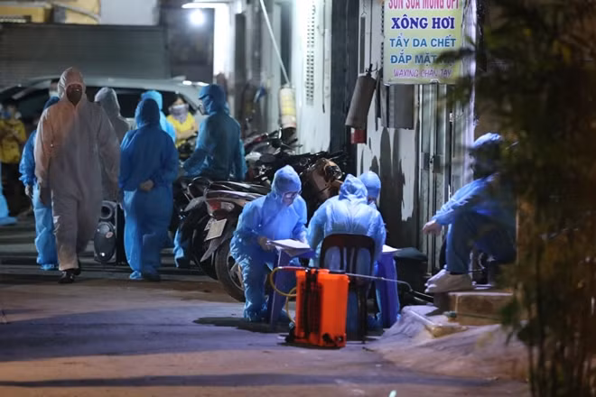 Sau khi có thông báo của Trung tâm kiểm soát bệnh tật (CDC) Hà Nội, lực lượng chức năng đã có mặt phong toả tạm thời khu vực có Nhà thuốc Đức Tâm, với gần 10 hiệu thuốc liền kề và khu tập thể xung quanh với khoảng 300 người dân đang sinh sống để tiến hành khoanh vùng, truy vết, đồng thời phun khử khuẩn.