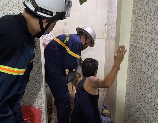 Lực lượng công an đục tường giải cứu bé trai.