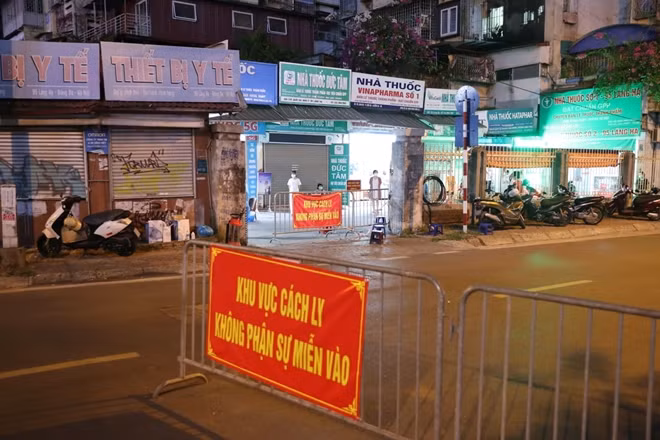 Tối 19/7, Ban Chỉ đạo phòng chống dịch COVID-19 quận Đống Đa (TP Hà Nội) cho biết Nhà thuốc Đức Tâm ở số 95 Láng Hạ (phường Láng Hạ, quận Đống Đa) đã ghi nhận 3 nhân viên dương tính với SARS-CoV-2. Trong đó, 1 ca sống tại ngõ 252 phố Tây Sơn, phường Trung Liệt, quận Đống Đa là H.T.N.A (SN 1997).