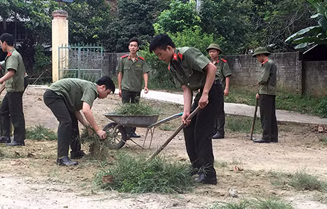 Những giọt mồ hôi cũng không làm nản ý chí của các bạn đoàn viên thanh niên tình nguyện