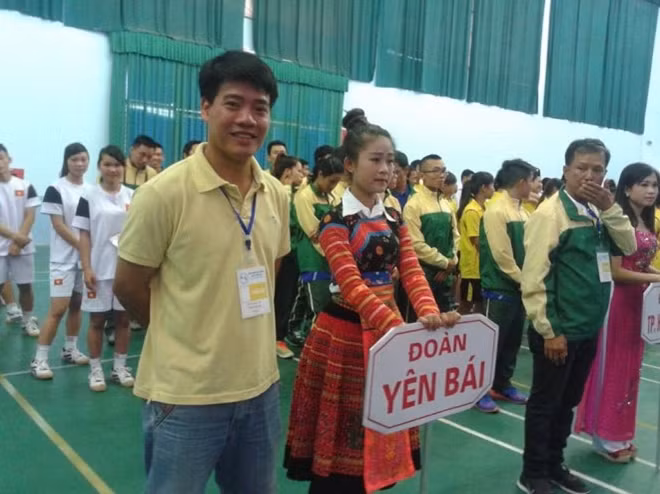 Trợ lý trọng tài Dương Ngọc Tân (trái).
