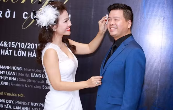 Ca sĩ Đăng Dương hạnh phúc bên người vợ hết lòng vì sự nghiệp của chồng.