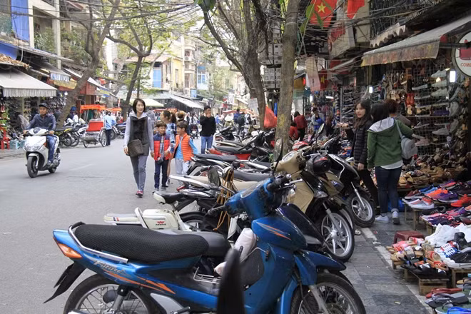 Nhiều vị trí trên phố Hàng Dầu không còn lối cho người đi bộ.