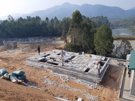 Sau 1 năm rưỡi hoạt động, hệ thống thu gom, xử lý nước thải đúng quy cách mới đang được công ty xây dựng.