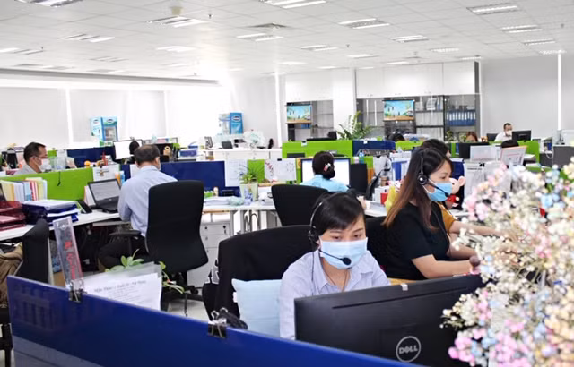 Nhân viên Công ty Vinamilk thực hiện nghiêm túc việc đeo khẩu trang tại nơi làm việc, phòng ngừa dịch bệnh.